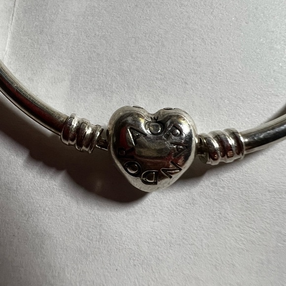 New Pandora bangle bracelet w/ heart clasp & 2 charms - Picture 2 of 6
